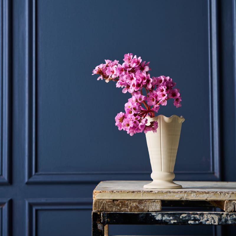 Trophy Life Violet vase in Vintage White
